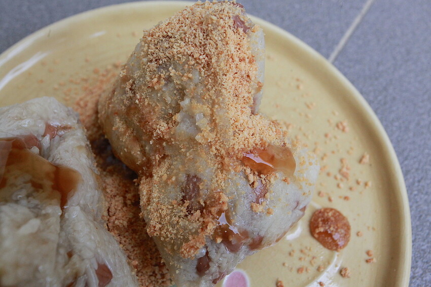 台南市麻豆區吃。台南美食｜麻豆區。「張家肉粽」飄香超過20年隱藏版古早味小吃，用料豐富口味道地の肉粽「張家肉粽」。