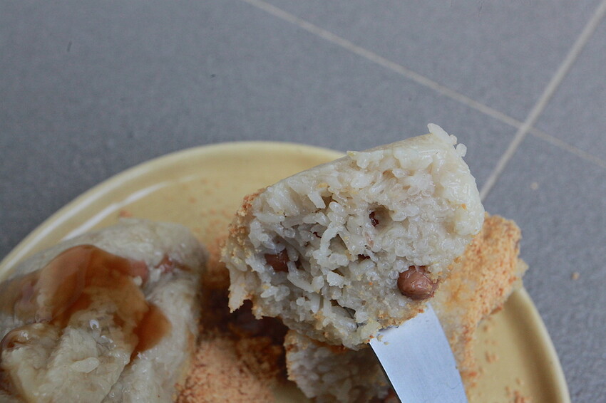 台南市麻豆區吃。台南美食｜麻豆區。「張家肉粽」飄香超過20年隱藏版古早味小吃，用料豐富口味道地の肉粽「張家肉粽」。