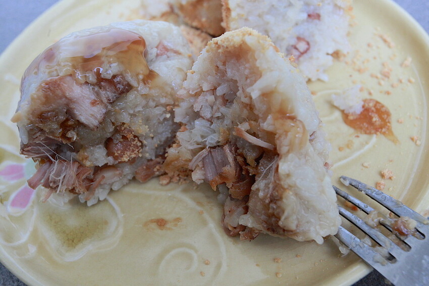 台南市麻豆區吃。台南美食｜麻豆區。「張家肉粽」飄香超過20年隱藏版古早味小吃，用料豐富口味道地の肉粽「張家肉粽」。