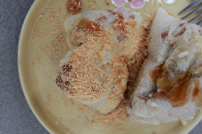 台南市麻豆區吃。台南美食｜麻豆區。「張家肉粽」飄香超過20年隱藏版古早味小吃，用料豐富口味道地の肉粽「張家肉粽」。