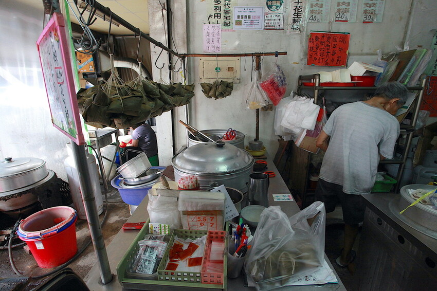 台南市麻豆區吃。台南美食｜麻豆區。「張家肉粽」飄香超過20年隱藏版古早味小吃，用料豐富口味道地の肉粽「張家肉粽」。