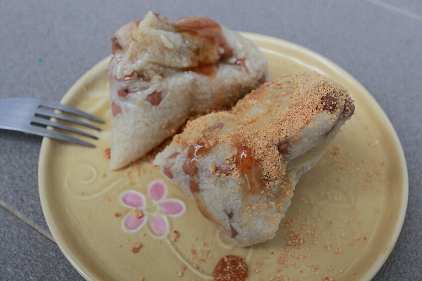 台南市麻豆區吃。台南美食｜麻豆區。「張家肉粽」飄香超過20年隱藏版古早味小吃，用料豐富口味道地の肉粽「張家肉粽」。