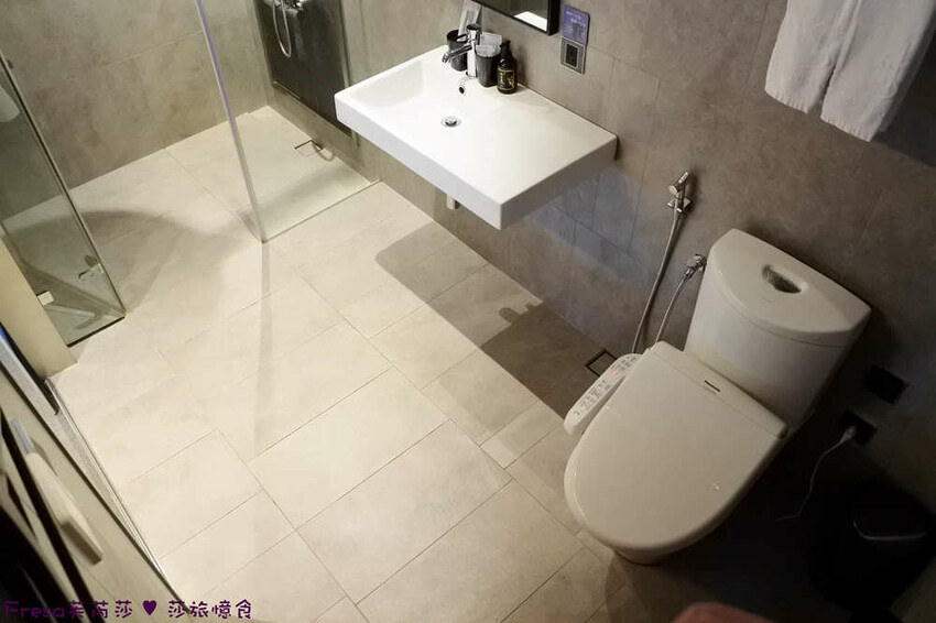 台中市中區台中飯店【漫旅光城】美哉！第二市場步行即抵.高樓景色山景遼闊.典雅設計感旅宿│停車場│一中商圈│第一廣場│