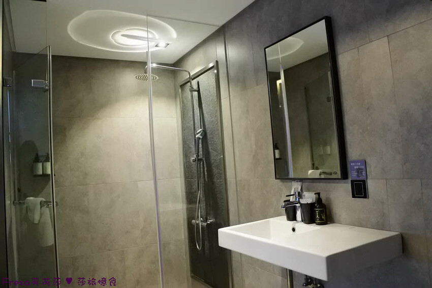 台中市中區台中飯店【漫旅光城】美哉！第二市場步行即抵.高樓景色山景遼闊.典雅設計感旅宿│停車場│一中商圈│第一廣場│