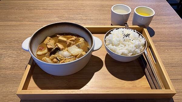 【台北-中正區】廚一家 鮑汁燜雞米飯 醬汁濃郁好下飯 食材入