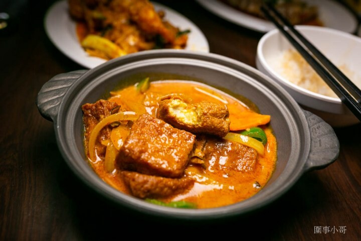 中壢龍岡美食-泰Chill泰式料理吃到飽！泰式生蝦超美味～紅咖哩炒蟹讓人食指大動～檸檬魚也可以一直點一直點，連店裡的泰式奶茶都好好喝呢。 @圍事小哥的幸福相框