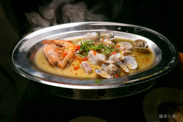 中壢龍岡美食-泰Chill泰式料理吃到飽！泰式生蝦超美味～紅咖哩炒蟹讓人食指大動～檸檬魚也可以一直點一直點，連店裡的泰式奶茶都好好喝呢。 @圍事小哥的幸福相框