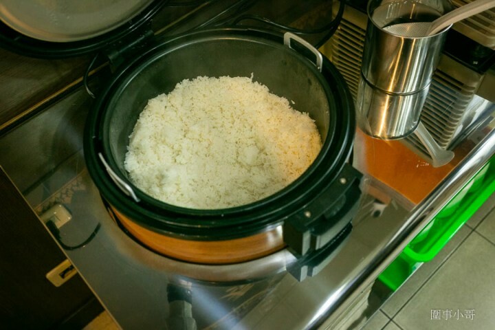 中壢龍岡美食-泰Chill泰式料理吃到飽！泰式生蝦超美味～紅咖哩炒蟹讓人食指大動～檸檬魚也可以一直點一直點，連店裡的泰式奶茶都好好喝呢。 @圍事小哥的幸福相框