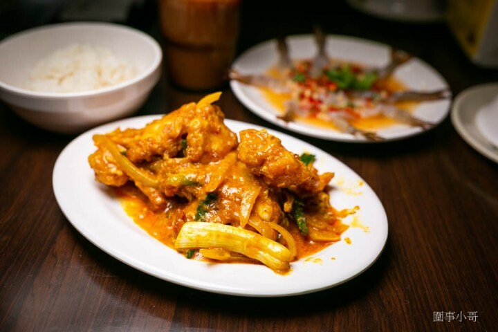 中壢龍岡美食-泰Chill泰式料理吃到飽！泰式生蝦超美味～紅咖哩炒蟹讓人食指大動～檸檬魚也可以一直點一直點，連店裡的泰式奶茶都好好喝呢。 @圍事小哥的幸福相框
