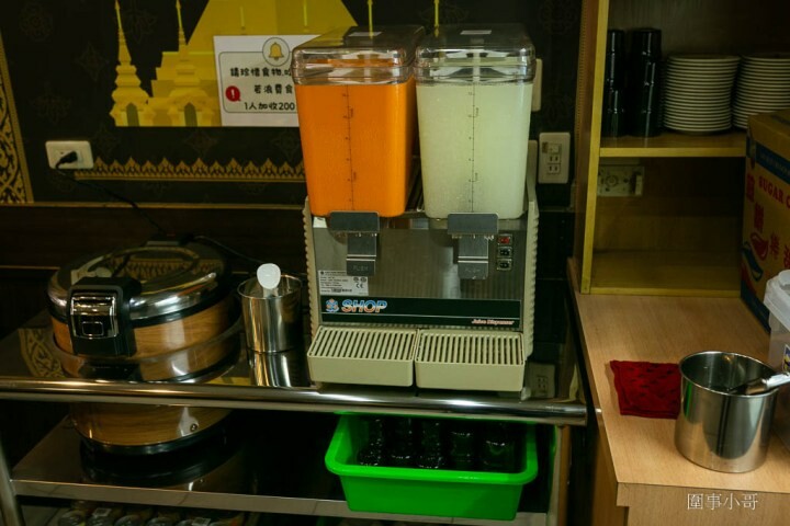 中壢龍岡美食-泰Chill泰式料理吃到飽！泰式生蝦超美味～紅咖哩炒蟹讓人食指大動～檸檬魚也可以一直點一直點，連店裡的泰式奶茶都好好喝呢。 @圍事小哥的幸福相框