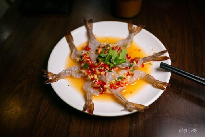 中壢龍岡美食-泰Chill泰式料理吃到飽！泰式生蝦超美味～紅咖哩炒蟹讓人食指大動～檸檬魚也可以一直點一直點，連店裡的泰式奶茶都好好喝呢。 @圍事小哥的幸福相框