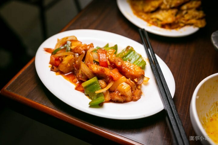 中壢龍岡美食-泰Chill泰式料理吃到飽！泰式生蝦超美味～紅咖哩炒蟹讓人食指大動～檸檬魚也可以一直點一直點，連店裡的泰式奶茶都好好喝呢。 @圍事小哥的幸福相框