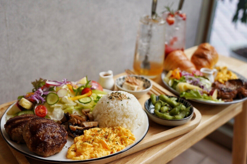 中壢最美餐盤在哪？冬季限定草莓可朗芙好好拍！重點是也好吃，手作豬肉漢堡排飯也是必點～