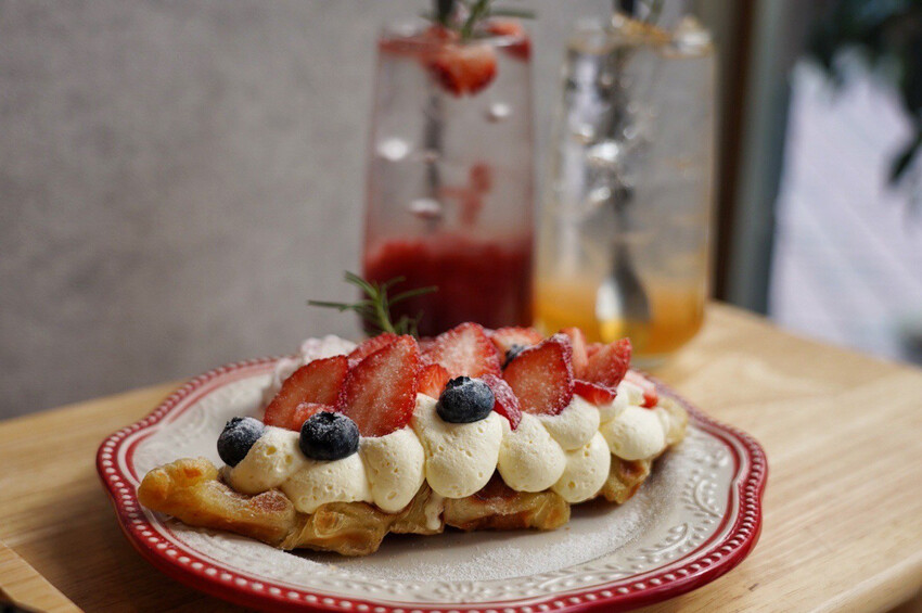 中壢最美餐盤在哪？冬季限定草莓可朗芙好好拍！重點是也好吃，手作豬肉漢堡排飯也是必點～