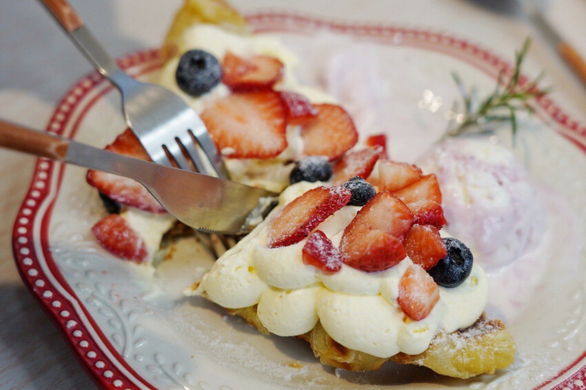 中壢最美餐盤在哪？冬季限定草莓可朗芙好好拍！重點是也好吃，手作豬肉漢堡排飯也是必點～