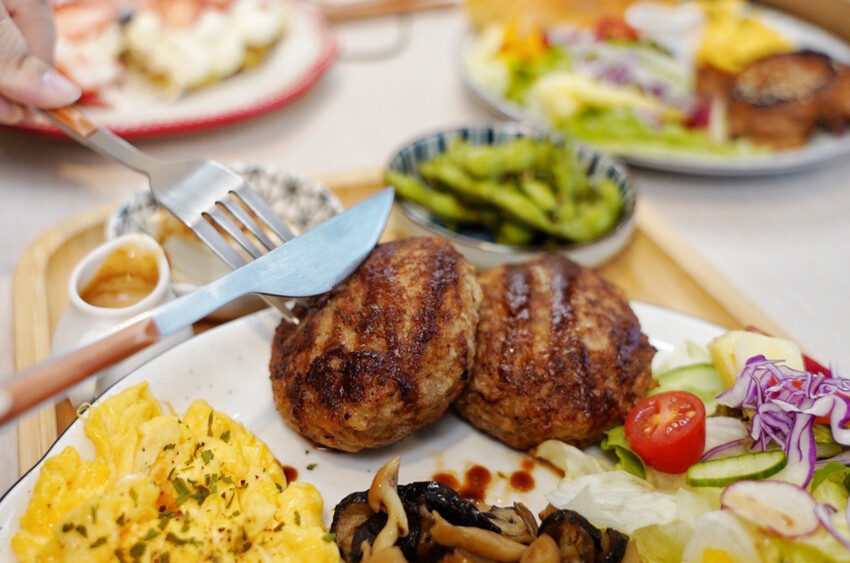中壢最美餐盤在哪？冬季限定草莓可朗芙好好拍！重點是也好吃，手作豬肉漢堡排飯也是必點～