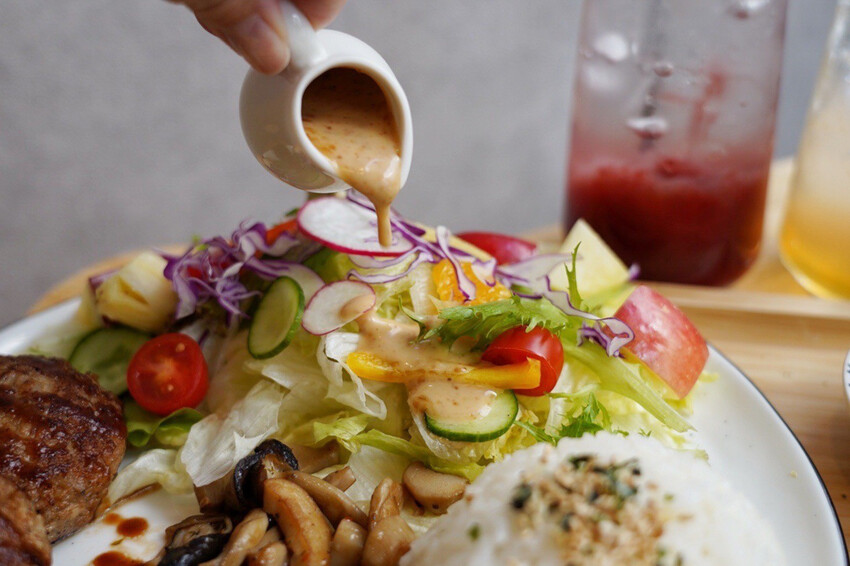 中壢最美餐盤在哪？冬季限定草莓可朗芙好好拍！重點是也好吃，手作豬肉漢堡排飯也是必點～