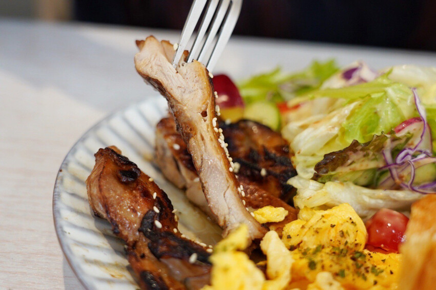 中壢最美餐盤在哪？冬季限定草莓可朗芙好好拍！重點是也好吃，手作豬肉漢堡排飯也是必點～