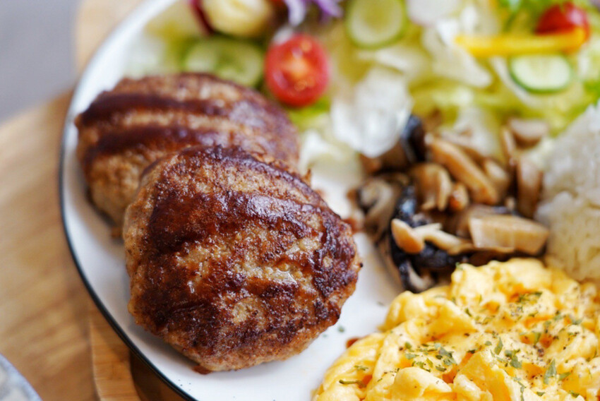 中壢最美餐盤在哪？冬季限定草莓可朗芙好好拍！重點是也好吃，手作豬肉漢堡排飯也是必點～