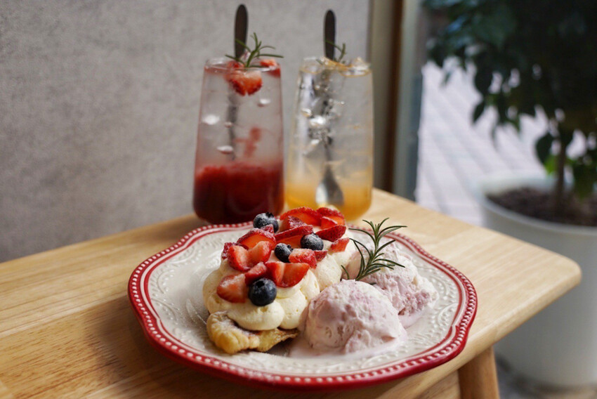 中壢最美餐盤在哪？冬季限定草莓可朗芙好好拍！重點是也好吃，手作豬肉漢堡排飯也是必點～
