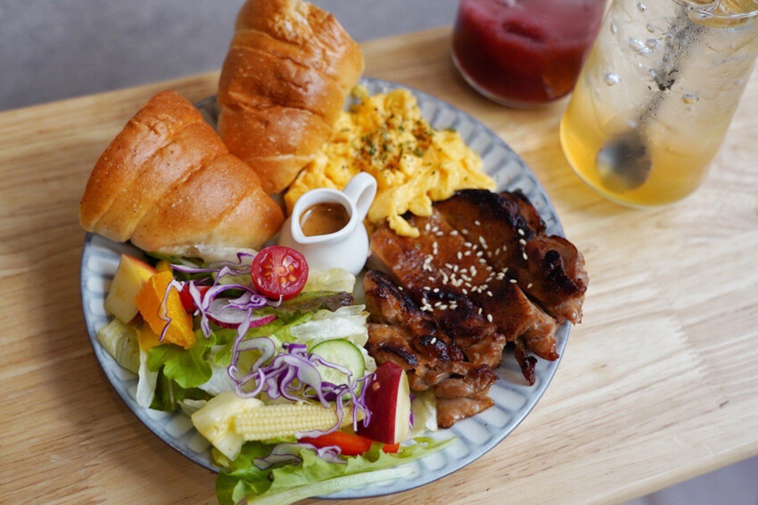 中壢最美餐盤在哪？冬季限定草莓可朗芙好好拍！重點是也好吃，手作豬肉漢堡排飯也是必點～