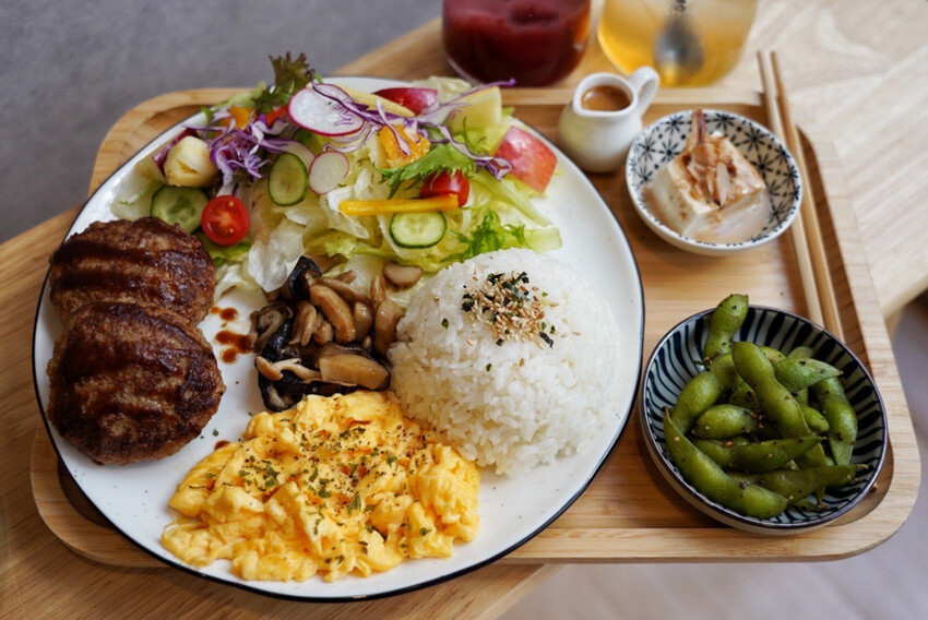 中壢最美餐盤在哪？冬季限定草莓可朗芙好好拍！重點是也好吃，手作豬肉漢堡排飯也是必點～