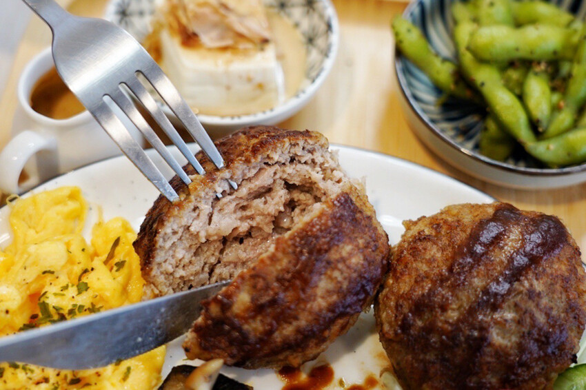 中壢最美餐盤在哪？冬季限定草莓可朗芙好好拍！重點是也好吃，手作豬肉漢堡排飯也是必點～