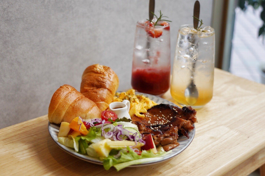 中壢最美餐盤在哪？冬季限定草莓可朗芙好好拍！重點是也好吃，手作豬肉漢堡排飯也是必點～