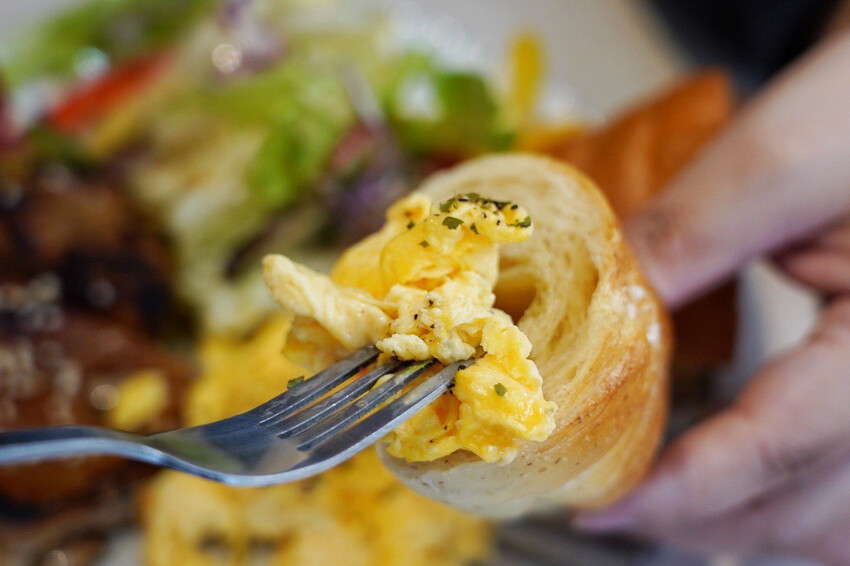 中壢最美餐盤在哪？冬季限定草莓可朗芙好好拍！重點是也好吃，手作豬肉漢堡排飯也是必點～