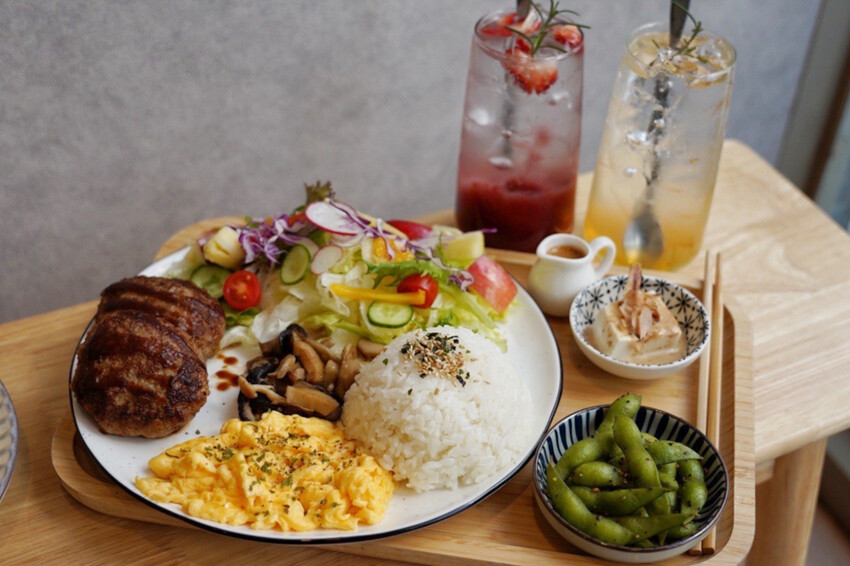 中壢最美餐盤在哪？冬季限定草莓可朗芙好好拍！重點是也好吃，手作豬肉漢堡排飯也是必點～