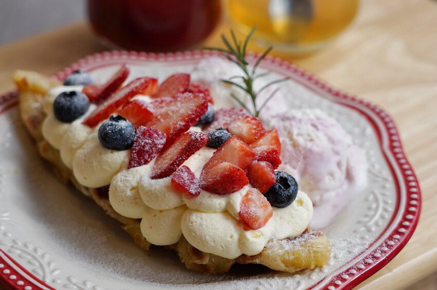 中壢最美餐盤在哪？冬季限定草莓可朗芙好好拍！重點是也好吃，手作豬肉漢堡排飯也是必點～