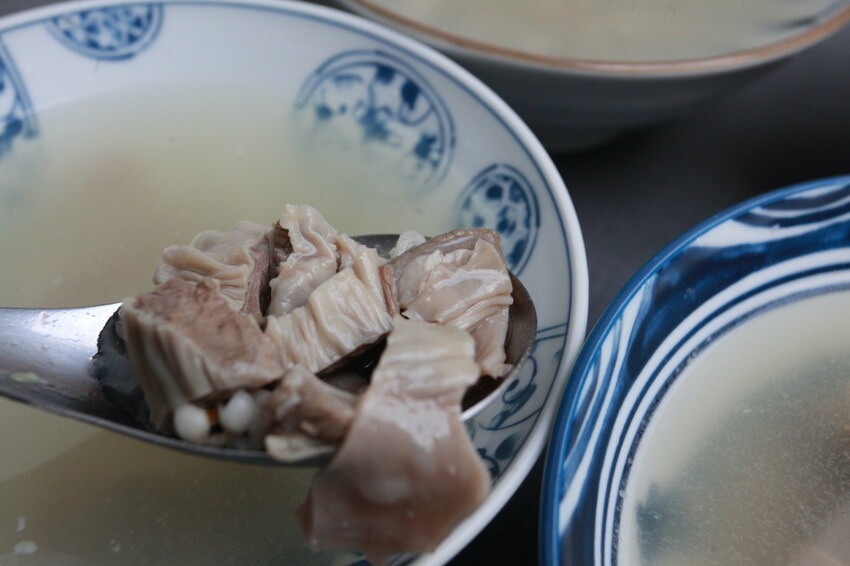 台南市北區吃。台南｜北區。「湯家四神湯」百年鴨母寮市場周遭美食，嚴寒冬天來碗熱呼呼四神湯，顧客絡繹不絕給予中藥