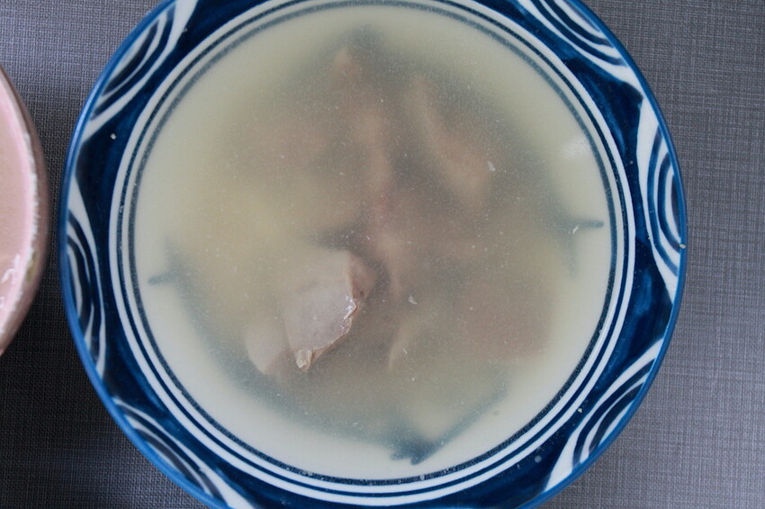 台南市北區吃。台南｜北區。「湯家四神湯」百年鴨母寮市場周遭美食，嚴寒冬天來碗熱呼呼四神湯，顧客絡繹不絕給予中藥