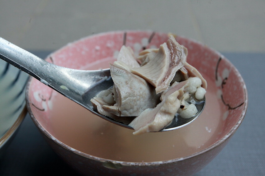 台南市北區吃。台南｜北區。「湯家四神湯」百年鴨母寮市場周遭美食，嚴寒冬天來碗熱呼呼四神湯，顧客絡繹不絕給予中藥