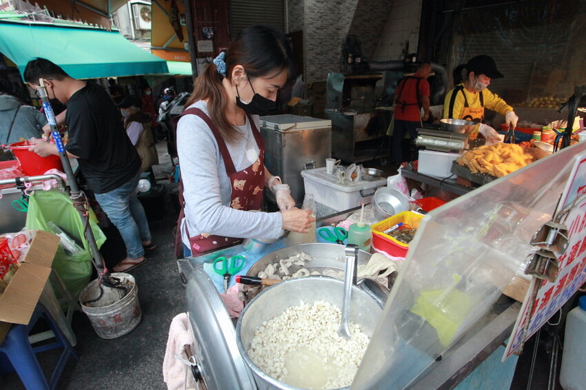 台南市北區吃。台南｜北區。「湯家四神湯」百年鴨母寮市場周遭美食，嚴寒冬天來碗熱呼呼四神湯，顧客絡繹不絕給予中藥