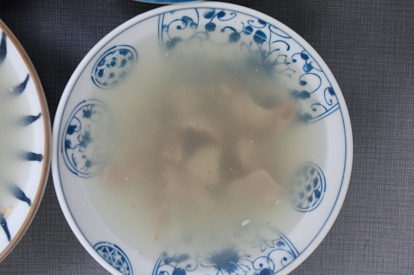 台南市北區吃。台南｜北區。「湯家四神湯」百年鴨母寮市場周遭美食，嚴寒冬天來碗熱呼呼四神湯，顧客絡繹不絕給予中藥