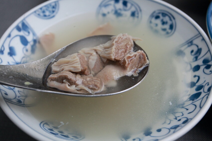 台南市北區吃。台南｜北區。「湯家四神湯」百年鴨母寮市場周遭美食，嚴寒冬天來碗熱呼呼四神湯，顧客絡繹不絕給予中藥