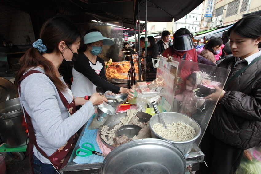 台南市北區吃。台南｜北區。「湯家四神湯」百年鴨母寮市場周遭美食，嚴寒冬天來碗熱呼呼四神湯，顧客絡繹不絕給予中藥