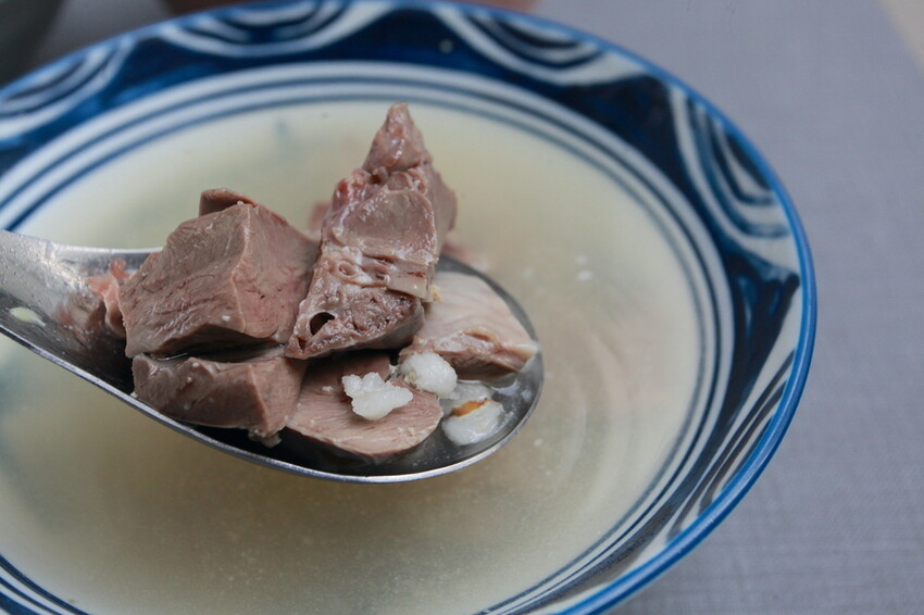 台南市北區吃。台南｜北區。「湯家四神湯」百年鴨母寮市場周遭美食，嚴寒冬天來碗熱呼呼四神湯，顧客絡繹不絕給予中藥