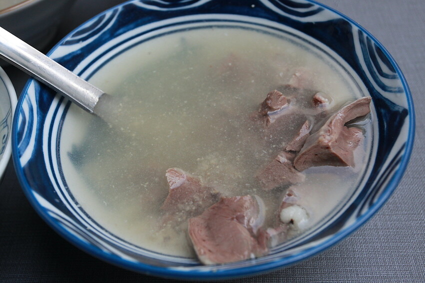 台南市北區吃。台南｜北區。「湯家四神湯」百年鴨母寮市場周遭美食，嚴寒冬天來碗熱呼呼四神湯，顧客絡繹不絕給予中藥