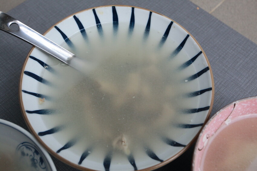 台南市北區吃。台南｜北區。「湯家四神湯」百年鴨母寮市場周遭美食，嚴寒冬天來碗熱呼呼四神湯，顧客絡繹不絕給予中藥