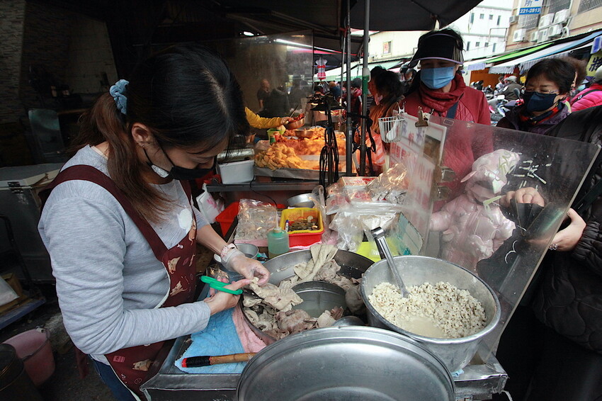 台南市北區吃。台南｜北區。「湯家四神湯」百年鴨母寮市場周遭美食，嚴寒冬天來碗熱呼呼四神湯，顧客絡繹不絕給予中藥