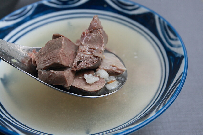 台南市北區吃。台南｜北區。「湯家四神湯」百年鴨母寮市場周遭美食，嚴寒冬天來碗熱呼呼四神湯，顧客絡繹不絕給予中藥