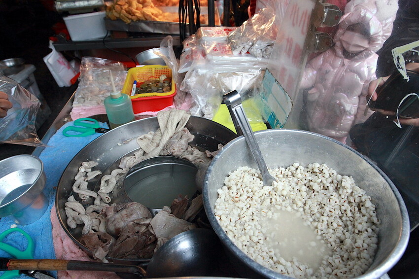 台南市北區吃。台南｜北區。「湯家四神湯」百年鴨母寮市場周遭美食，嚴寒冬天來碗熱呼呼四神湯，顧客絡繹不絕給予中藥