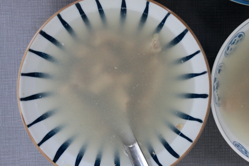 台南市北區吃。台南｜北區。「湯家四神湯」百年鴨母寮市場周遭美食，嚴寒冬天來碗熱呼呼四神湯，顧客絡繹不絕給予中藥