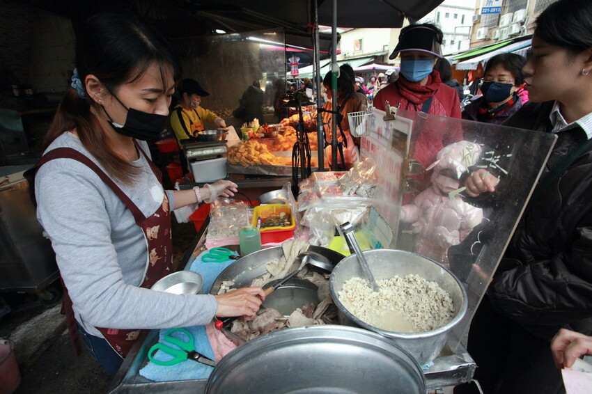 台南市北區吃。台南｜北區。「湯家四神湯」百年鴨母寮市場周遭美食，嚴寒冬天來碗熱呼呼四神湯，顧客絡繹不絕給予中藥
