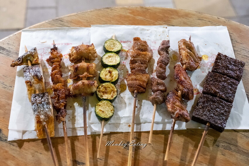【台中南屯】直男串燒｜漁人町市集日式串燒，獨門醬汁手工燒烤，豬肉蔬菜捲、五花肉、雞皮串大推！ - 貪吃猴的幻想