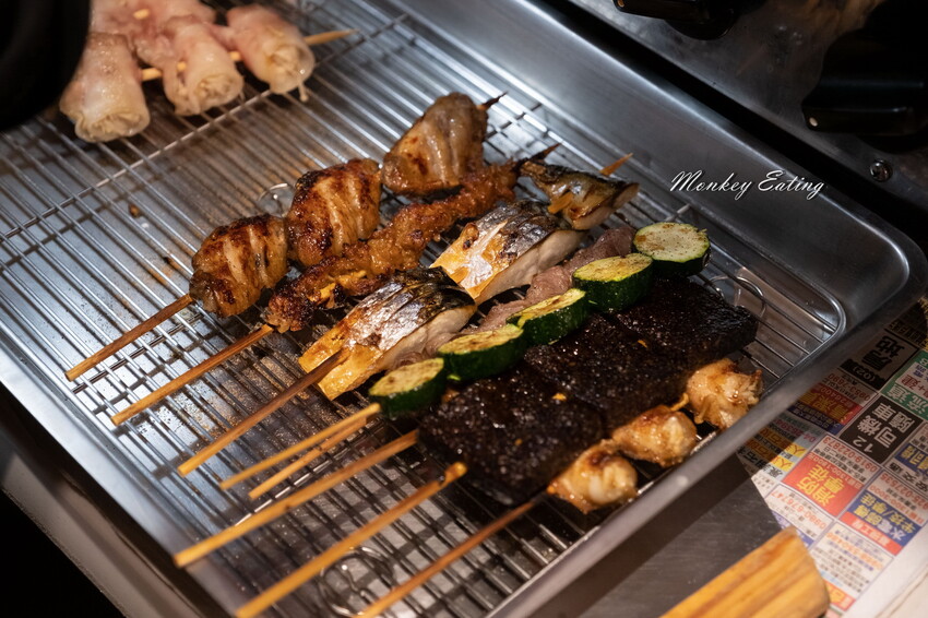 【台中南屯】直男串燒｜漁人町市集日式串燒，獨門醬汁手工燒烤，豬肉蔬菜捲、五花肉、雞皮串大推！ - 貪吃猴的幻想