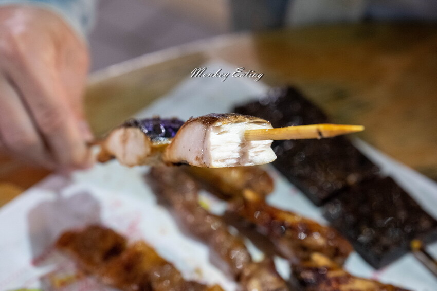 【台中南屯】直男串燒｜漁人町市集日式串燒，獨門醬汁手工燒烤，豬肉蔬菜捲、五花肉、雞皮串大推！ - 貪吃猴的幻想