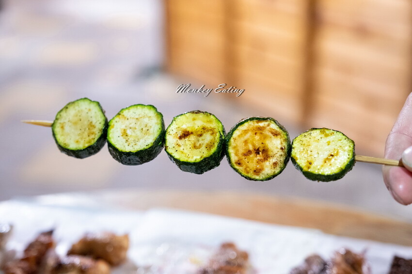 【台中南屯】直男串燒｜漁人町市集日式串燒，獨門醬汁手工燒烤，豬肉蔬菜捲、五花肉、雞皮串大推！ - 貪吃猴的幻想